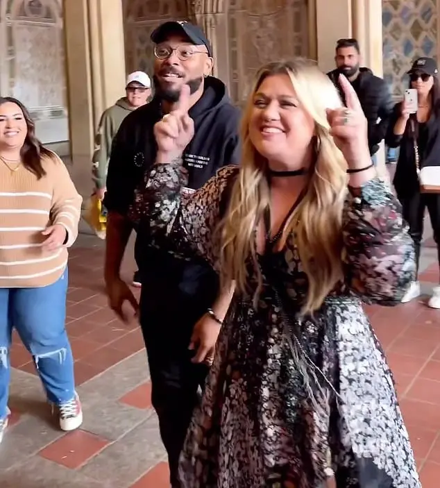 Kelly Clarkson Memimpin Flash Mob yang Menyenangkan di Central Park
